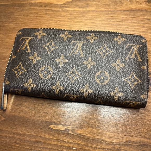 Louis Vuitton Handbags - 💕 Louis Vuitton Monogram Zippy Wallet